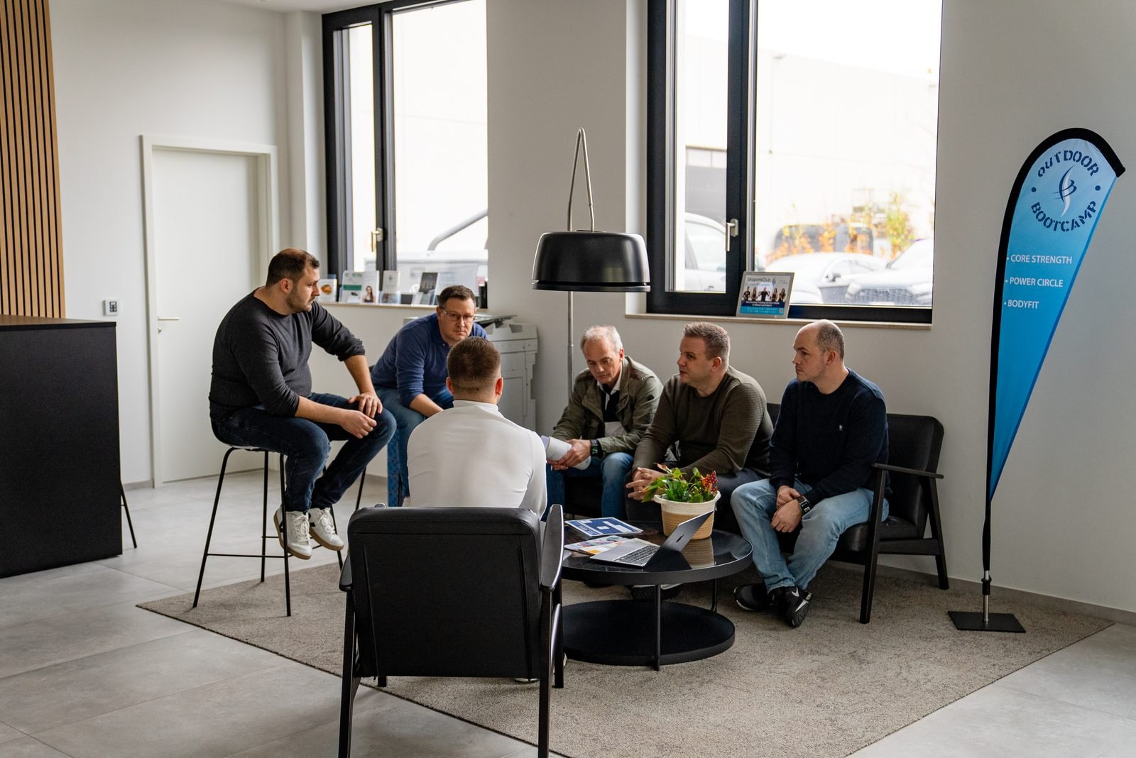 Austausch in der Lounge bei einem sscale Branchentreffen